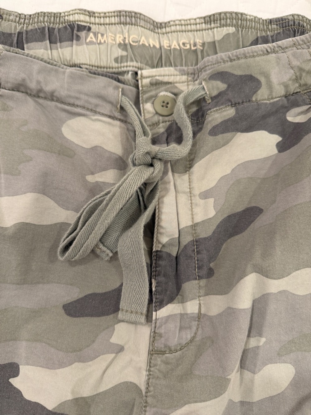 American Eagle Outfitters Women's Olive Green Camo Cargo Pants - Picture 4 of 5